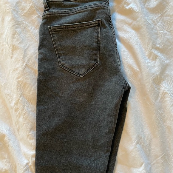 Zara’s black washed mid-rise jeans - Picture 4 of 4